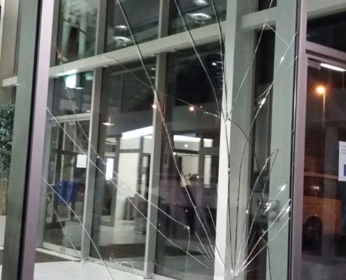 Gebrochene Scheibe in einem Bürogebäude - notglas24
